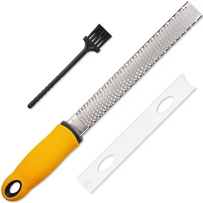 Produktbild von Unyqoos® Profi-Zester & Käsereibe aus 18/8 Edelstahl – scharf, rostfrei & korrosionsbeständig für Parmesan, Zitrus, Muskat, Ingwer, mit Schutzkappe & Reinigungsbürste