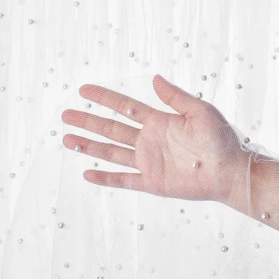 Productafbeelding van Parelnetstof - Tüll versierd met parels - Geschikt voor bruidssluieren en tafeldecoratie - 3 meter lang en 1,92 meter breed - Wit