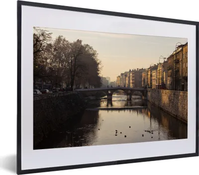 Produktbild von MuchoWow® MuchoWow® Gerahmtes Poster Die Brücke über die Miljacka in Sarajevo Bosnien 40x30 cm - Poster mit zchwarzem Bilderrahmen - Bilderrahmen - Poster im Rahmen