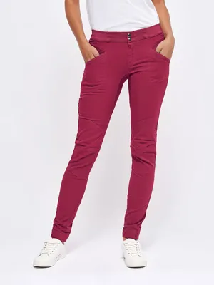 Laila Peak Hose von Looking for Wild in Rot; für Damen; mit zwei Taschen und schmaler Passform.