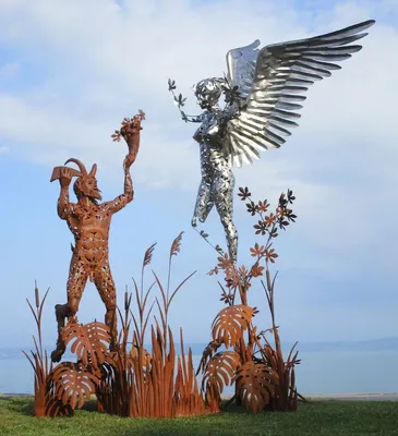 Produktbild von Casa Padrino Luxus Deko Skulptur Engel und Pan Rost / Silber 325 x 173 x H. 370 cm - Riesige Metall Skulptur - Riesige Garten Deko Figur - Garten Skulpturen - Metall Skulpturen