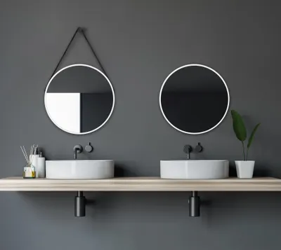 Produktbild von Wandspiegel rund Talos White Style Matt Ø 50 cm – Badspiegel mit Aufhängegurt in Lederoptik – hochwertiger umlaufender Aluminiumrahmen in weiß – Badezimmerspiegel
