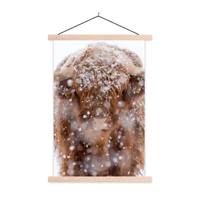Produktbild von MuchoWow® Textilposter Schottischer Highlander - Hörner - Schnee 60x90 cm mit holzfarbenen Rahmen - Textil