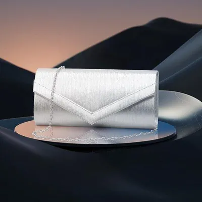 Productafbeelding van Elegante Metallic Shiny PolyurethanLeren Handtas voor Dames met Afneembare Ketting, Perfect voor Feesten en Avondjes Uit, Ideaal als Clutch of Schoudertas, 22×10.5