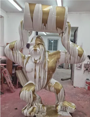Produktbild von Casa Padrino XXL Skulptur Gorilla Affe mit Fass Weiß / Gold H. 250 cm - Garten Deko