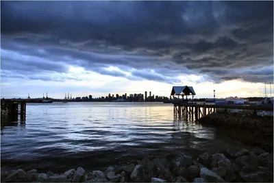 Produktbild von Wallario Poster - Blick über das Wasser auf Vancouver, Kunstdruck Größe: 100 x 150 cm