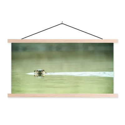 Produktbild von MuchoWow® Textilposter Otter schwimmt im Wasser 60x30 cm mit holzfarbenen Rahmen - Dekoration