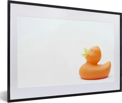Produktbild von MuchoWow® Gerahmtes Poster Gummi-Ente - Orange - Weiß 60x40 cm - Poster mit Schwarzem Bilderrahmen Wandposter Rahmen Foto Bilder - Schlafzimmer - Plakat in Rahmen - Drucken