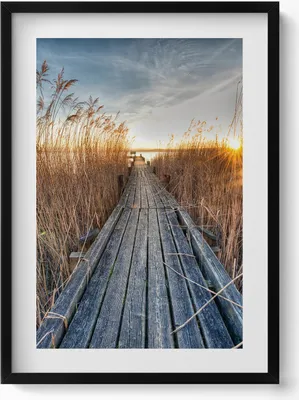 Produktbild von Eine Holzstraße zwischen Leisten– Wandbild mit Rahmen – Gerahmtes Bild  – Wanddekoration – 50x70 cm –  Schwarz Rahmen