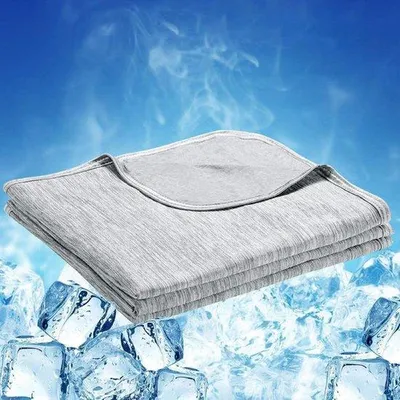Produktbild von Famanu Kühlende Doppelseitige Decke Arc-Chill Q-Max 05 - Dünne Baumwoll-Decke - 200 x 220 cm - Grau