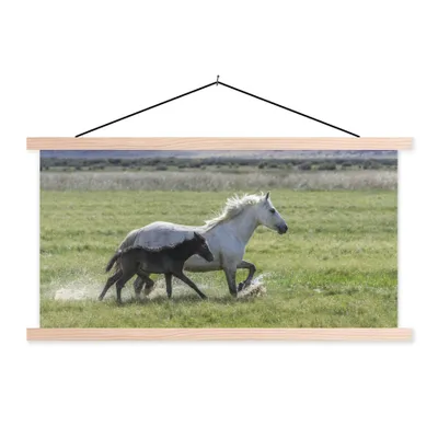Produktbild von MuchoWow® Textilposter Pferde - Fohlen - Braun 60x30 cm mit holzfarbenen Rahmen - Dekoration