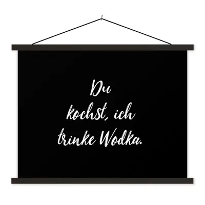 Produktbild von MuchoWow® Textilposter Sprichwörter - Zitate - Alkohol - Wodka - Du kochst, ich trinke Wodka 150x113 cm mit schwarzem Rahmen - Wohnzimmer