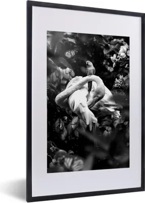 Produktbild von MuchoWow® Gerahmtes Poster Flamingo und Schmetterlinge im Dschungel - schwarz und weiß 40x60 cm - Poster mit Schwarzem Bilderrahmen Wandposter Rahmen Foto Bilder - Poster in Rahmen