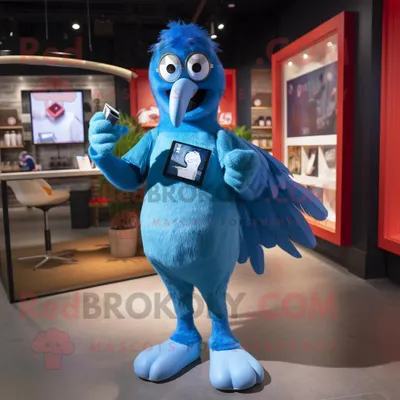 Produktbild von Blauer REDBROKOLY Flamingo Maskottchen Kostüm charakter gekleidet mit Henley-T-Shirt und Smartwatches