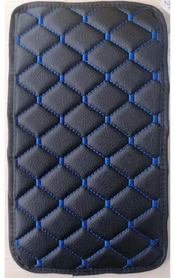 Zdjęcie produktu dla Uniwersalna skórzana nakładka na podłokietnik samochodowy, 29 × 17 cm, czarna z niebieskimi szwami