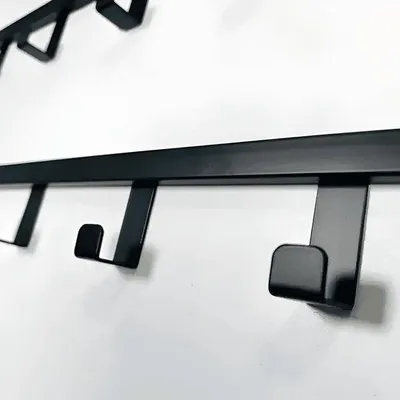 Produktbild von Unyqoos® Moderne matte schwarze Wandgarderobe 80 cm, 15 Haken aus Edelstahl, inkl. Schraubdämpfer-Set – Garderobenleiste für Flur, Bad & Küche