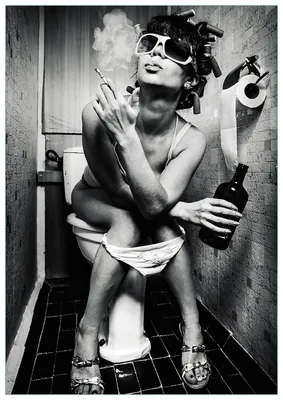 Produktbild von Wallario Premium Glasbild, freischwebende Optik, kräftige Farben, Größe 100 x 70 cm Motiv Kloparty - Sexy Frau auf Toilette mit Zigarette und Schnaps