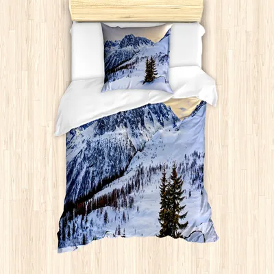 Produktbild von ABAKUHAUS Berg Mantele, Snowy Berg Winter, Milbensicher Allergiker geeignet mit Kissenbezügen, 135 cm x 200 cm - 80 x 80 cm, Weiß Grün