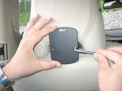Immagine prodotto di Supporto per poggiatesta Brodit per molti modelli Volvo (ad esempio: C70 / S60 / V70 / V70 II / XC60 / XC70 / XC90 / e molti altri)