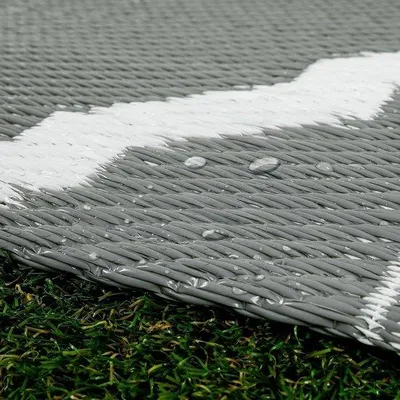 Obrázok produktu pre Vonivý koberec Famanu do interiéru a exteriéru, 200x150 cm, sivý, s vzorom – ľahko sa udržiava
