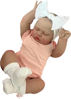 Produktbild von 24 Zoll (60 Cm) Baumwollkörper, Gemaltes Haar, Geschlossene Augen, Hervorstehende Wimpern, Rosa Body Mit Flatternden Ärmeln + Weiße Socken + Weißes Haarband Mit Schleife, Realistische Puppe.
