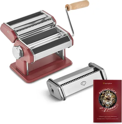 Produktbild von SPRINGLANE Manuelle Nudelmaschine Nonna, Edelstahl, Pastamaker inkl. Rezeptheft, Nudeltrockner, Linguineaufsatz & 3 Schneideaufsätze für Spaghetti, Lasagne, Tagliatelle - Rot