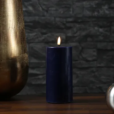 Zdjęcie produktu dla Świeca filarowa LED MIA - prawdziwy wosk - realistyczny płomień 3D - H: 15cm - D: 7,5cm - błękit królewski