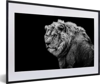 Produktbild von MuchoWow® Gerahmtes Poster Löwe - Porträt - Wildtiere - Schwarz - Weiß 60x40 cm - Poster mit Schwarzem Bilderrahmen Wandposter Rahmen Foto Bilder - Schlafzimmer - Plakat in Rahmen - Drucken
