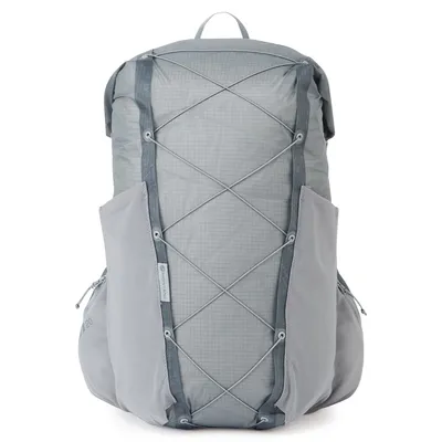 Grauer Rucksack "TRAILBLAZER LT 20" von Montane mit elastischen Seitentaschen und minimalistischer Form.