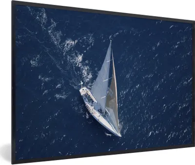 Produktbild von MuchoWow® Gerahmtes Poster Segelboot während einer Regatta 30x20 cm - Poster mit Schwarzem Bilderrahmen Wandposter Rahmen Foto Bilder - Kunstdruck - Bild-Poster