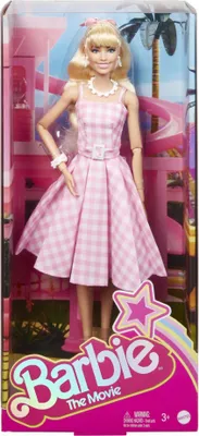 Produktbild von Barbie-Sammelpuppe zum Spielfilm, Margot Robbie als Barbie. Sammelpuppe im rosa-weißen Karo-Kleid mit Gänseblümchenhalskette