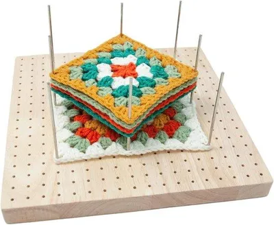 Produktbild von Holz-Strickblock mit 196 Löchern und 8 Stangen