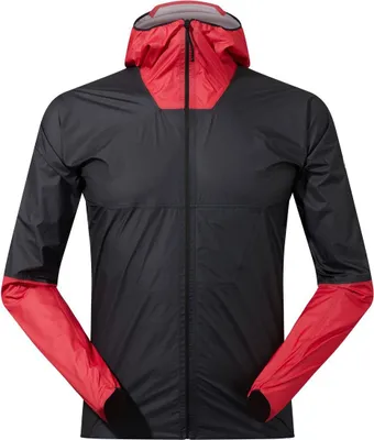 Schwarze und rote Hardshelljacke "Mtn Guide Hyper Lt Jacket" von Berghaus; mit durchgehendem Reißverschluss und Kapuze.