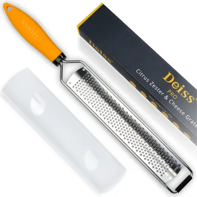 Produktbild von Deiss PRO Käsereibe - Parmesankäse, Zitrone, Ingwer, Knoblauch, Muskatnuss, Schokolade, Gemüse, Früchte - Rasiermesserscharfe Edelstahlklinge, breit, spülmaschinenfest