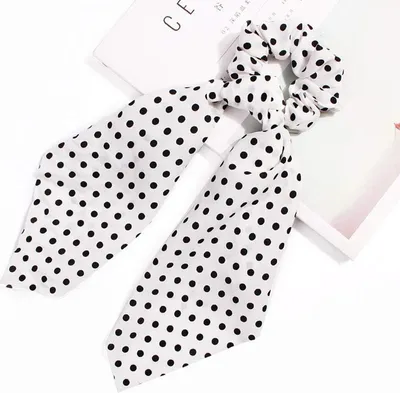 Zdjęcie produktu dla Długa satynowa apaszka w kropki w eleganckim białym kolorze