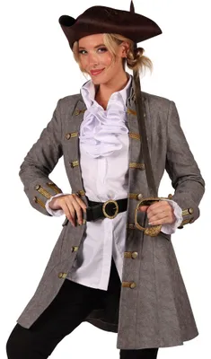 Frau trägt den grauen Piratenmantel Anne Bonny mit goldfarbenen Borten, Dreispitz, weißer Rüschenbluse und Degen im Kostüm-Look.