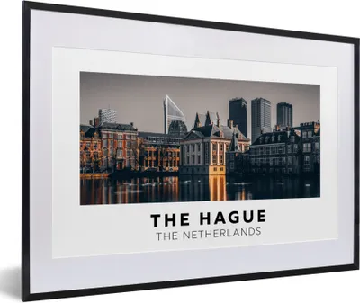 Produktbild von MuchoWow® Gerahmtes Poster Niederlande - Abend - Den Haag 60x40 cm - Poster mit Schwarzem Bilderrahmen Wandposter Rahmen Foto Bilder - Schlafzimmer - Plakat in Rahmen - Drucken