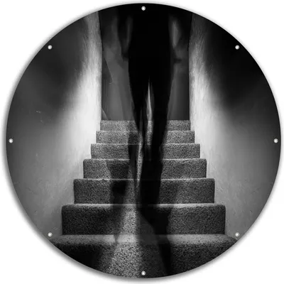 Produktbild von Wallario rundes Outdoor-Poster für Garten oder Balkon, Motiv Mysteriöse Treppe mit Schattenfigur - Schwarzweiß, 60 cm Durchmesser