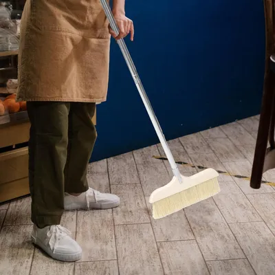 Produktbild von Bodenreinigungsbürste mit weichen Borsten, langem Holzgriff und Staubbesen für Küche, Wohnmobil und Hartböden
