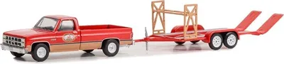 Produktbild von GMC K-2500 Sierra grande Wideside mit Autotransportanhänger 1982 unter Blisterverpackung, GREEN32250-B, Maßstab1/64, GREENLIGHT