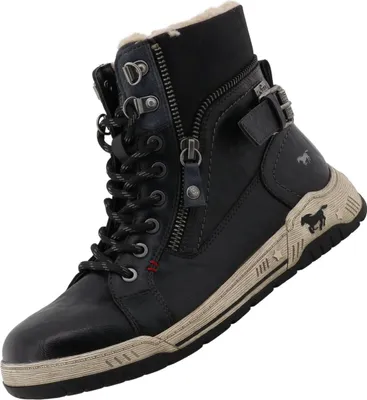 Auf dem Bild ist ein schwarzer Stiefel zu sehen der von der Seite fotografiert wurde. Der Stiefel hat eine glatte Oberfläche und eine geschlossene Form mit einem hohen Schafft.