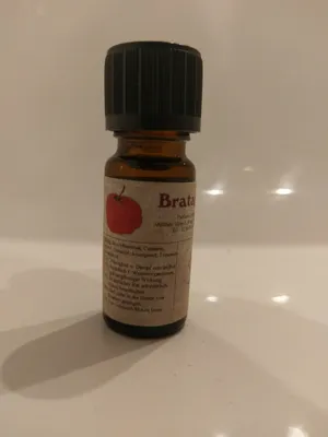 Kleine braune Flasche mit einem schwarzen Verschluss. Auf dem Etikett steht "Bratapfel".
