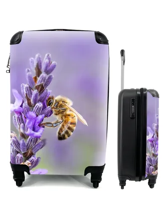 Produktbild von MuchoWow® Koffer Handgepäck Trolley Rollkoffer Kleine Reisekoffer mit 4 Rollen - Biene auf Lavendel - Cabin Size < 55x40x23 cm & 55x40x20 cm - Fotokoffer - Kabinenkoffer - Boardgepäck - Reise-Box - Reisekoffer - Reisegepäck - Koffer mit Bild - Trolley für Kinder