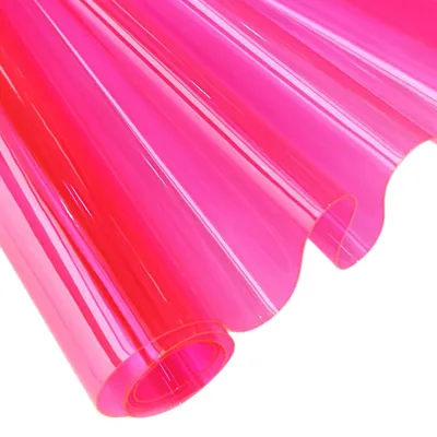 Productafbeelding van PVC-vinylfolie - Transparant en waterdicht - Geschikt voor handtassen en decoratieprojecten - Kleur: rozenrood - Afmetingen: 30 x 135 cm - Dikte: 0,4 mm