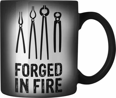 Produktbild von Trendation - Schmied Geschenk Farbwechsel Zauber-Tasse mit Spruch Hufschmied Karabiner Farbwechsel Zauber-Tasse Edelstahl Geschenkidee (Schwarz)