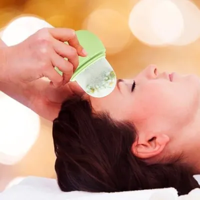 Produktbild von Wiederverwendbarer Gesichtsroller aus Silikon zur Kühlung und Massage bei Schwellungen