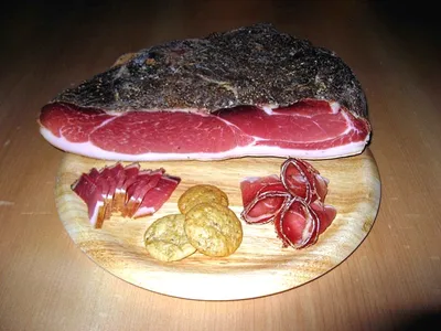 Immagine prodotto di Prosciutto affumicato 1/4 di lato circa 1 kg. - Macelleria Hell