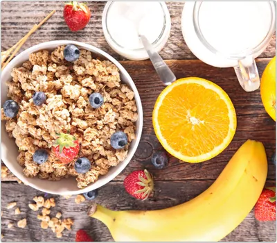 Produktbild von Spritzschutz Herdabdeckplatte Schneidebrett aus Glas Granola und Banane 1-Teilig (60x52cm)