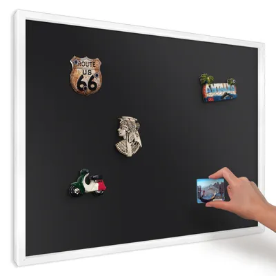 Produktbild von Magnettafel 70x50 cm mit weißem Rahmen - Magnetische Metalltafel, Magnetpinnwand zur Wandmontage für Wohnzimmer, Küche, Flur, Kinderzimmer und Büro - Schwarz