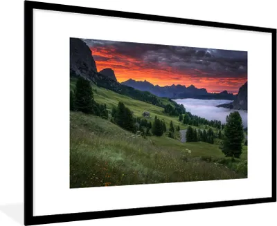 Produktbild von MuchoWow® Gerahmtes Poster Gras - Berge - Abend 90x60 cm - Poster mit Schwarzem Bilderrahmen Wandposter Rahmen Foto Bilder - Wanddekoration - Fotos